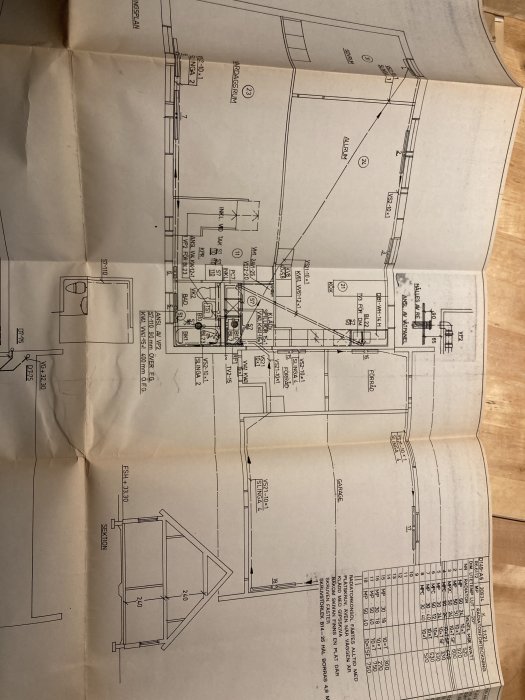 Arkitektonisk ritning, planlösning, skala, mätningar, rum, fönster, dörrar, utrustning, möblering, orienterad diagonalt, teknisk dokumentation.