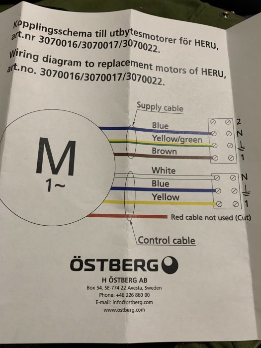 Instruktionsblad med kopplingsschema för utbytesmotor, märkt med kabelfärger och kontaktdon.