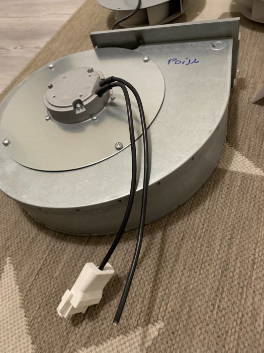 Omvänd bas till en stol eller bord, metall, elektrisk sladd, ogjordad plugg, ligger på matta.