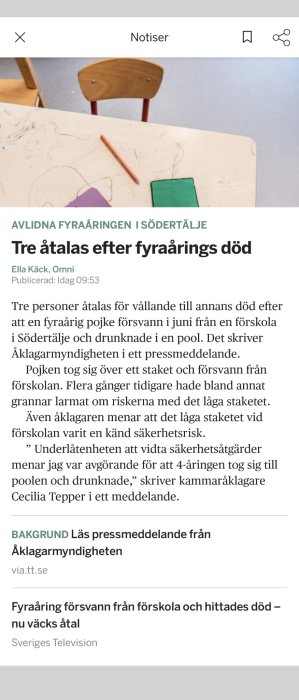 Svensk nyhetsartikel om juridisk åtgärd efter fyraåring drunknat. Barnstol och kritor syns i förgrunden.