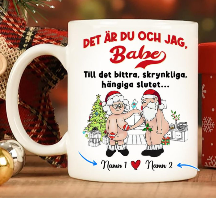 Kaffemugg med julmotiv och text, personifierade tomtefigurer, humoristiskt budskap, anpassningsbart med namn.