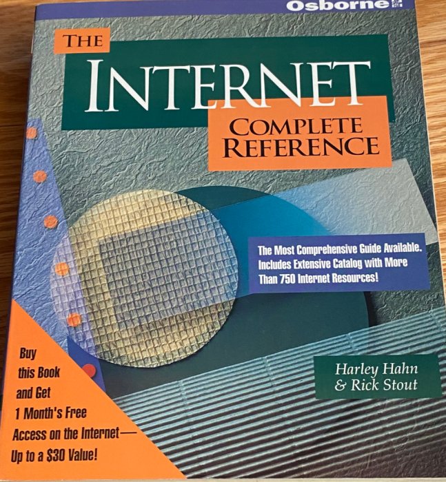 Omslagsbild till "The Internet Complete Reference" bok, erbjuder guide och resurser för Internet, retro design.