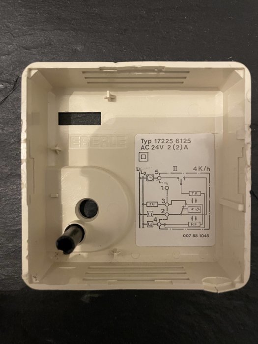 En tom plastlåda med tekniska specifikationer och kopplingsschema, troligtvis elektronisk utrustnings kapsling.