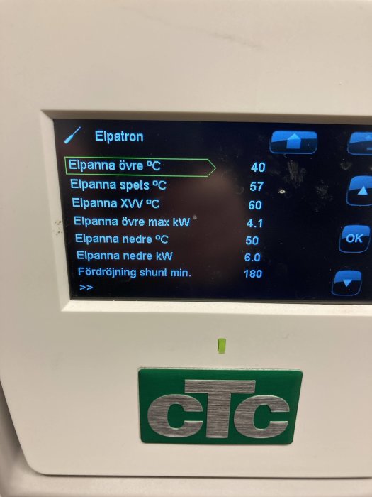 Digital display på värmesystem, temperaturinställningar, CTC-logotyp, knappar för navigering, teknisk utrustning.