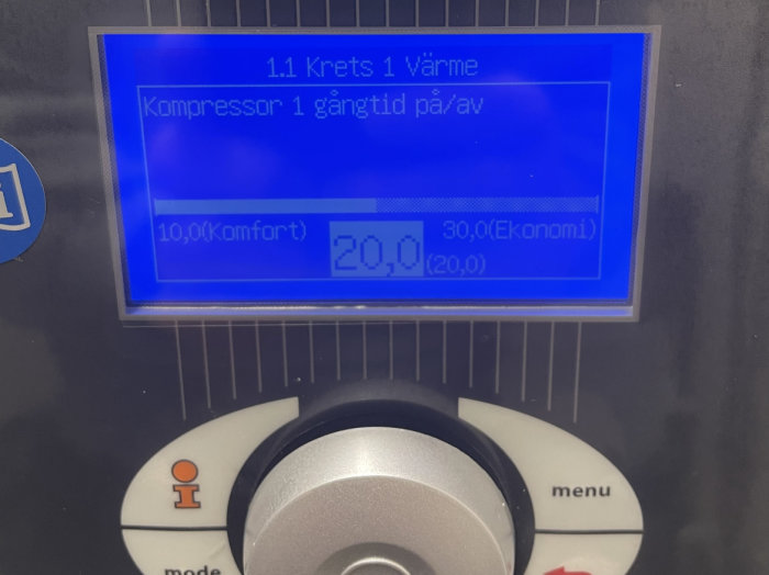 Digital kontrollpanel för uppvärmningssystem med temperaturinformation och status på svenska, omgiven av inställningsknappar.