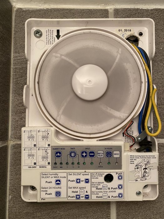 Ventilationsfläktens kontrollpanel med instruktioner, inställningsknappar och elektriska anslutningar syns. Installerad 01.2015.