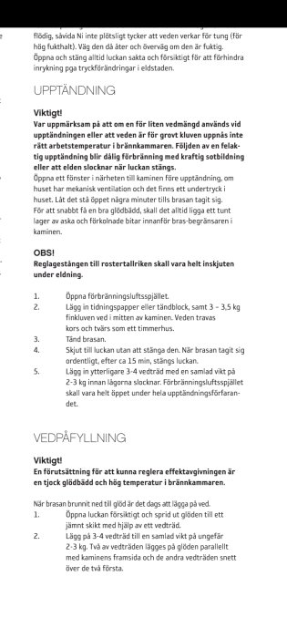 Svensk text om instruktioner för tändning och påfyllning av ved i en kamin.