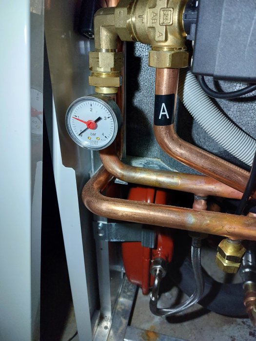 Värmesystem med kopparledningar, mätare och ventiler, teknisk utrustning, installationsvy.