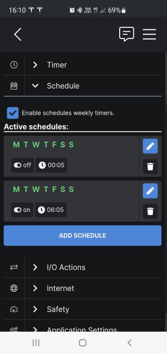 Skärmdump av mobilapp, visar schemaläggare med aktiva scheman för veckodagar, tidpunkter för på/av.
