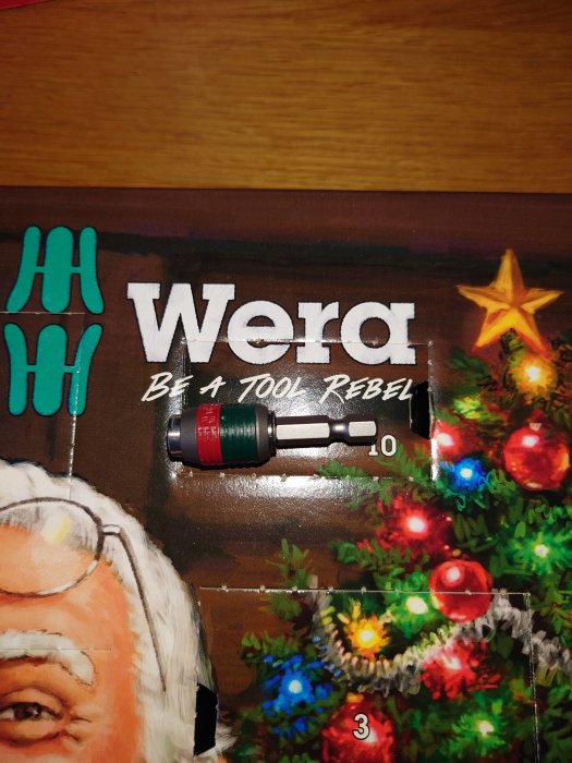 Verktygskalender med julmotiv, skruvmejsel, julgran, lysande lampor, text "Wera - Be a Tool Rebel".