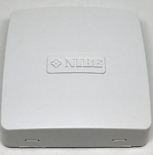 Vit, fyrkantig enhet med logotyp, möjligen en router eller en elektronisk apparat. Enkel design, två synliga portar.