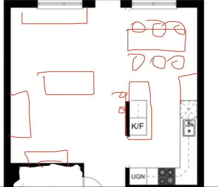 Schematisk skiss av ett kök, möblering syns, spis, kylskåp och diskbänk markerade, röda linjer indikerar layout.