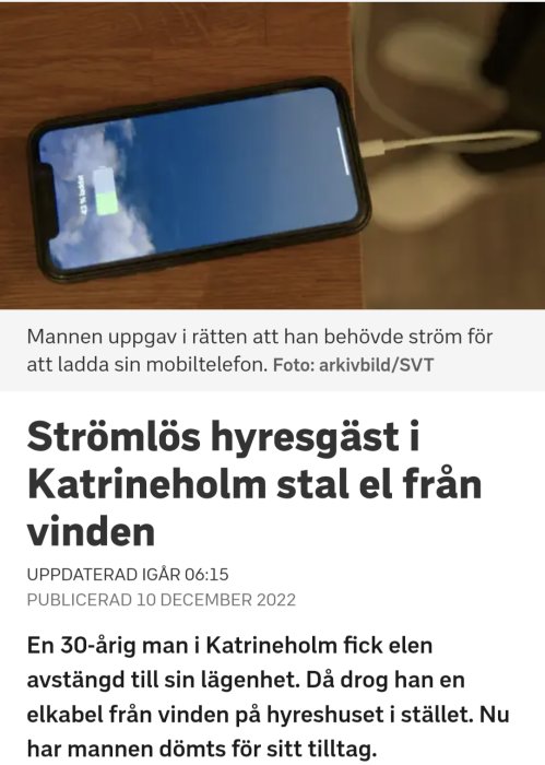 En smartphone laddar; artikel om stöld av elektricitet från vind.