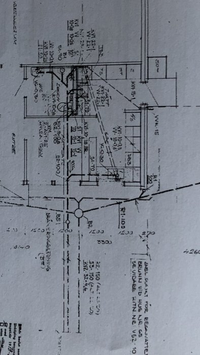 Teknisk ritning, arkitektoniskt dokument, blyertsanteckningar, måttsatt plan, sidovy, uppifrån, byggrelaterat, skala, detaljinformation.