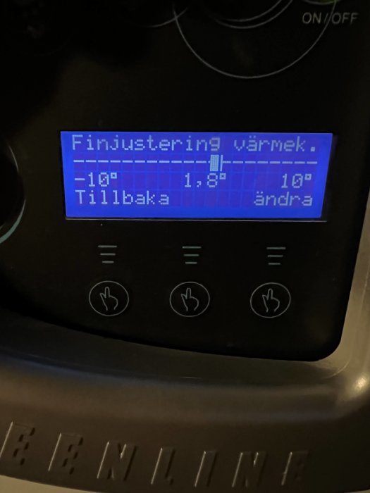 Digital display på en apparat visar temperaturjusteringsmeny på svenska, med knappar och ON/OFF-switch synliga.