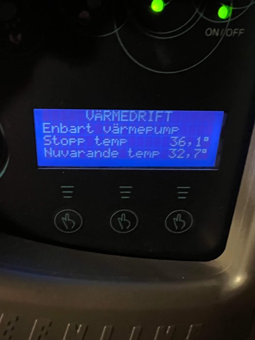 Display visar värmepumpens driftinformation, aktuell temperatur, och stopptemperatur på svenska.