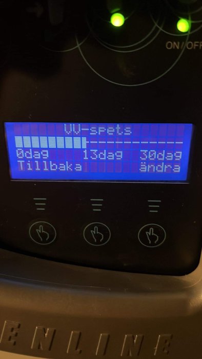 Digital display med menyalternativ, ikoner för handkontroll, text "0dags 15dag 30dag Tillbaka ändra".