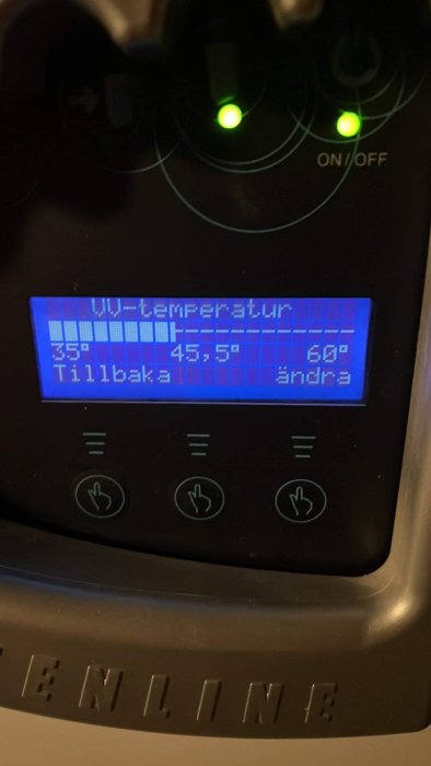 Display på en apparat med temperaturinställningar, gröna indikatorlampor, knappar för att justera värden.
