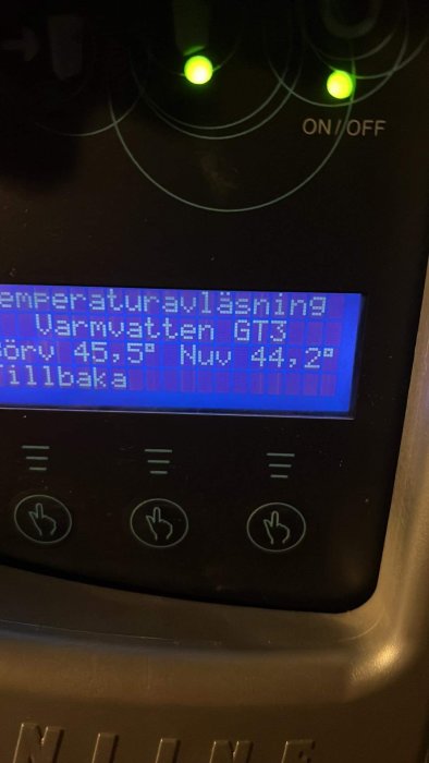 Display av en uppvärmningsanordning som visar temperaturinställningar, med gröna LED-lampor lyser ovanför.