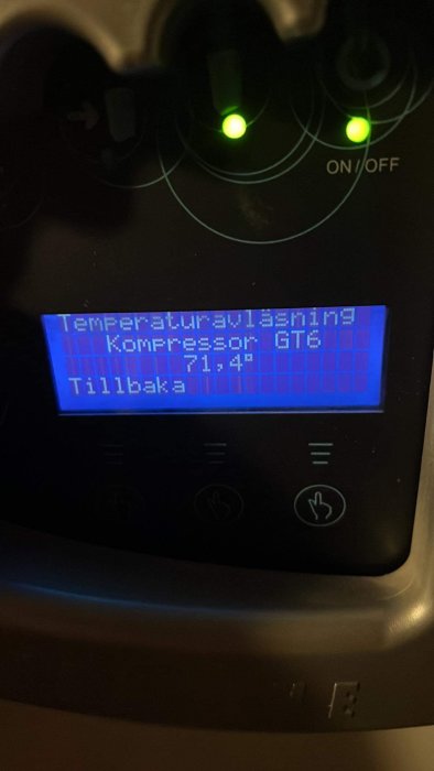 Display visar "Temperaturvaktning", "Kompressor ÖT6" och touch-knappar för på/av och navigation, gröna lysdioder tända.