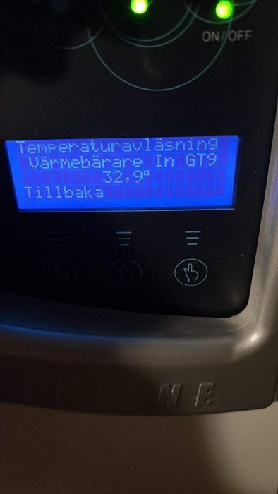 Digital skärm visar temperaturinställning för värmebärare, 32.5 grader Celsius, med navigeringsikoner nedanför.