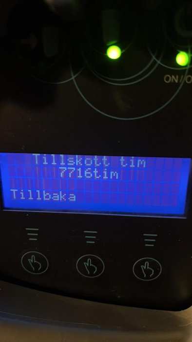 Digital kontrollpanel med LCD-display, svensk text "Tillskott tim" och peksymboler, tre gröna lysdioder ovanför.