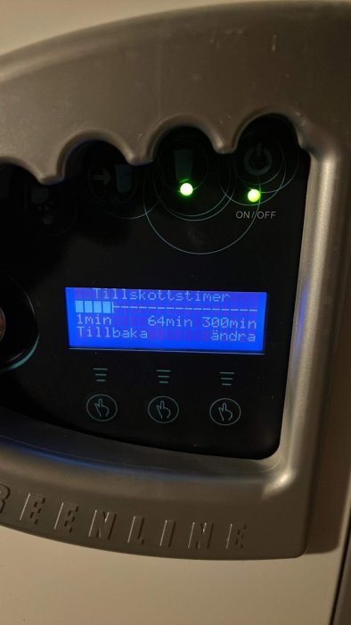 Display av diskmaskin med timer, touch-knappar, och lysande ikoner. Texten är på svenska.