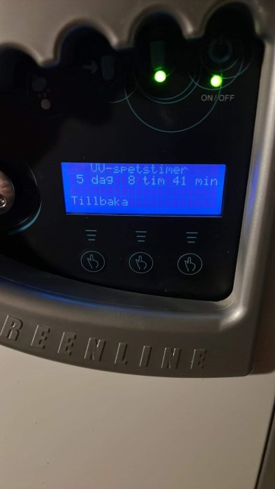 Digital display på en apparat med texten "5 dag 8 tim 41 min", knappar under, märke "GREENLINE" undertill.