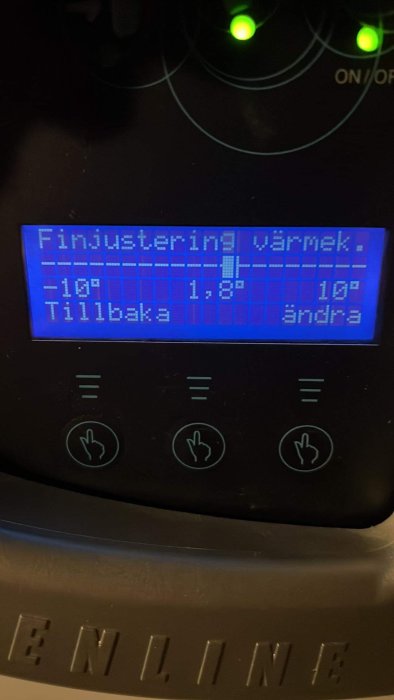 Digital display på en enhet visar "Finjustering värme", två gröna lysdioder, ON/OFF-symbol, kontrollknappar nedanför.