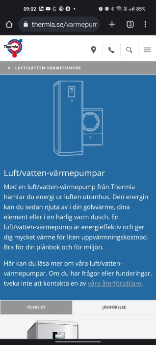 Skärmbild av hemsida diskuterar luft/vatten-värmepumpar, energieffektivitet, kostnadsbesparing, med företags logotyp och navigationsmeny.