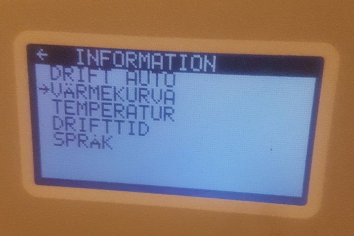 Digital skärm med text: "INFORMATION", "DRIFT AUTO", "VÄRMEKURVA", "TEMPERATUR", "DRIFTTID", "SPRÅK".