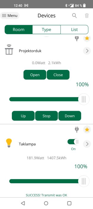 Skärmdump av en mobilapp för smart hem-styrning visar enheter, energiförbrukning och kontroller.