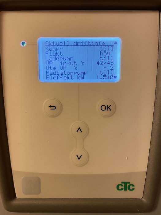 En kontrollpanel för en värmepump visar temperaturer, driftstatus och energiförbrukning.