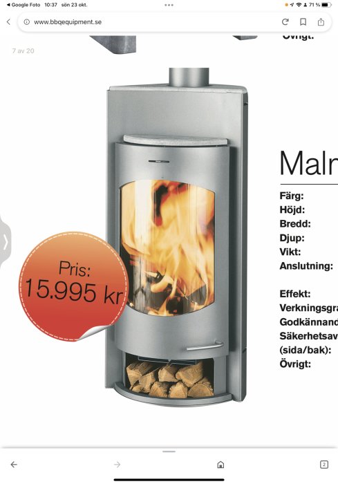 Modern vedeldad kamin visar eld, med priset 15.995 kr, på en webbplats.