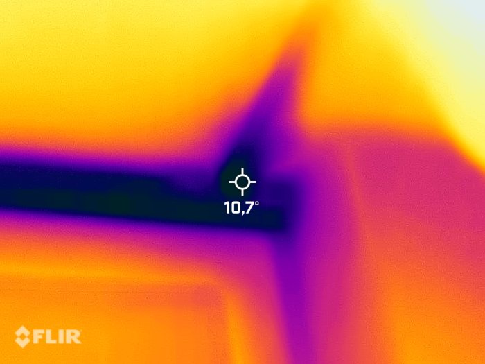 Termisk bild med färggradienter, visar temperaturmätning på 10,7 grader, sannolikt infraröd värmekamera.