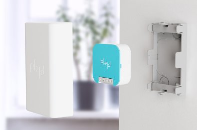 Smart home kontroller, Plejd enheter, vägginstallation, modern teknologi för hemautomation, inomhusmiljö i bakgrunden.