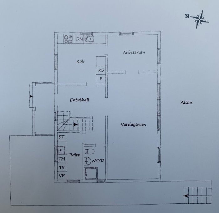 En ritning av en planlösning med kök, arbetsrum, entréhall, vardagsrum, tvättstuga, WC/D och altan.