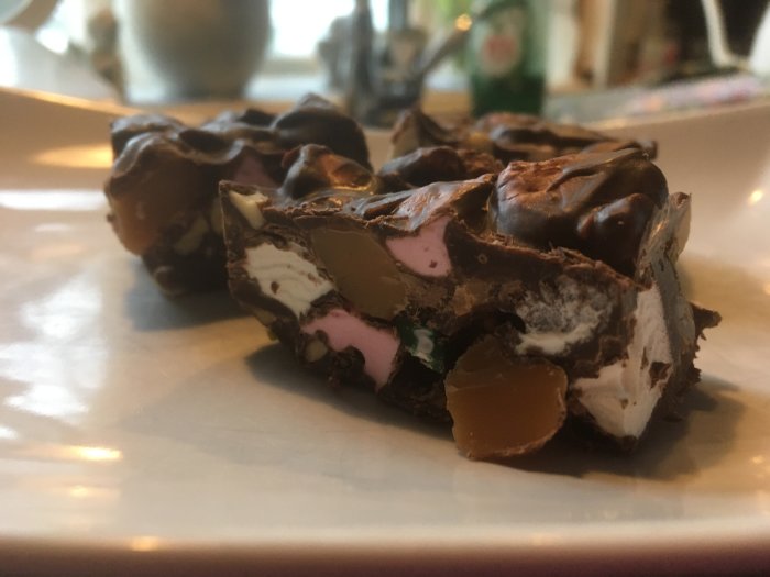 Närbild av Rocky Road med marshmallows, nötter och choklad på tallrik.