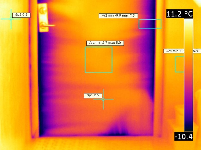 Termisk bild, temperaturvariation, dörr och vägg, varmröda kalla lila toner, temperaturmätning, isoleringstest.