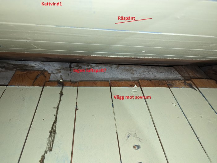 Inre strukturell detalj av ett hus med synlig isolering, träbjälklag och anmärkningar på potentiell ventilationssituation.