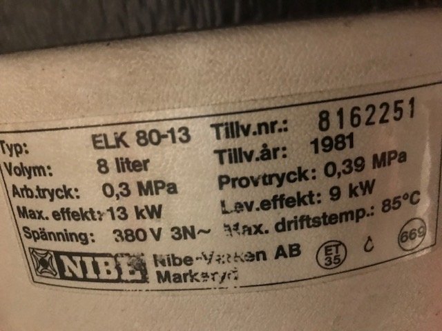 Etikett med tekniska specifikationer för NIBE-produkt, inklusive typ, volym, arbets-/provtryck, effekt, spänning, tillverkningsår.