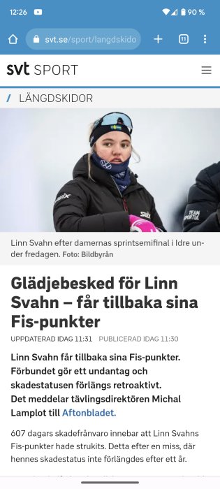 En person i skidutrustning och huvudskydd med svenska flaggan; artikel om återfådda poäng inom längdskidåkning.