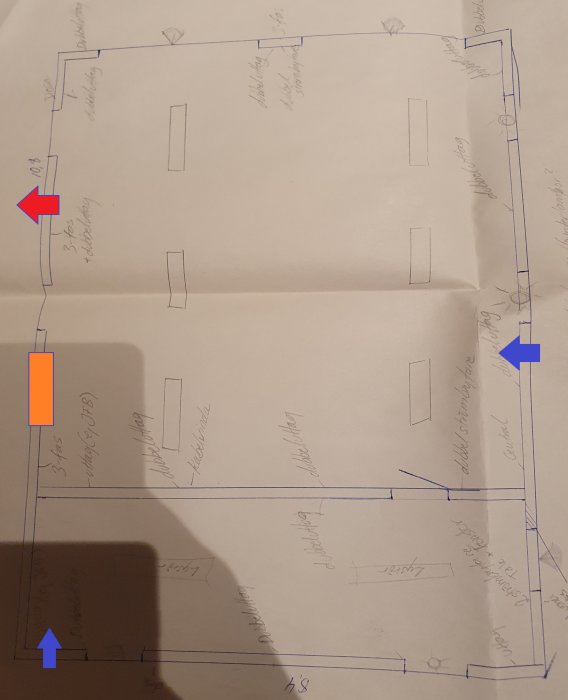 Handritad planritning med anteckningar, möbler, mått, blå linjer på vikt papper.