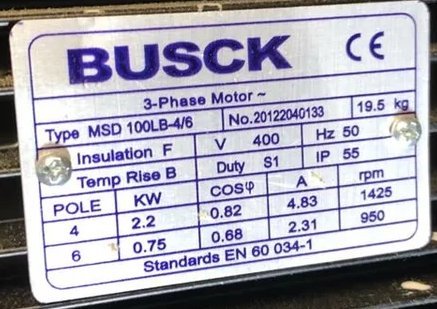 Etikett på en trefasmotor från BUSCK med tekniska specifikationer: typ, vikt, spänning, frekvens, isolering, effekt och varvtal.