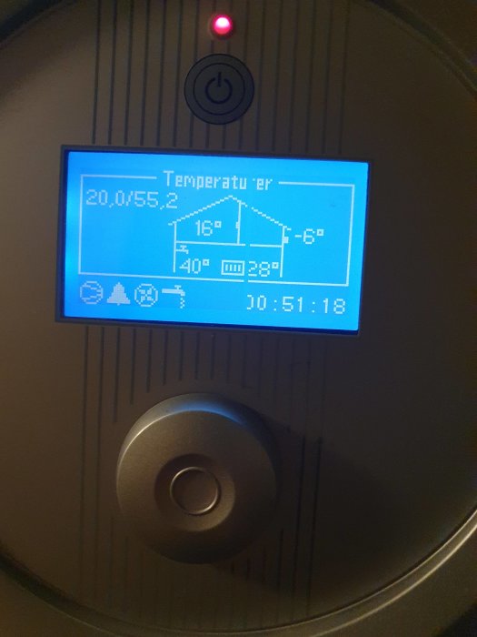 Digital display som visar temperatur och tidsinställningar på en elektronisk enhet med knappar och statuslampa.