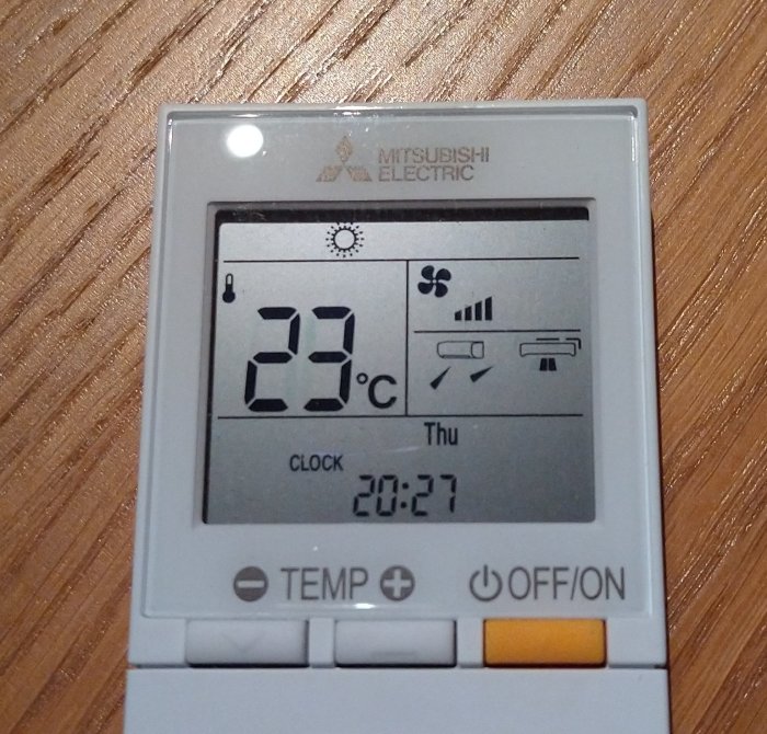 Mitsubishi Electric termostat visar tid, temperatur (23 °C), veckodag (torsdag), och olika driftlägen eller inställningar.