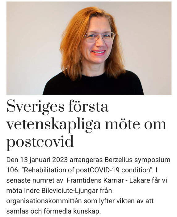 Kvinna med glasögon ler, artikel om Sveriges första vetenskapliga möte om postcovid.