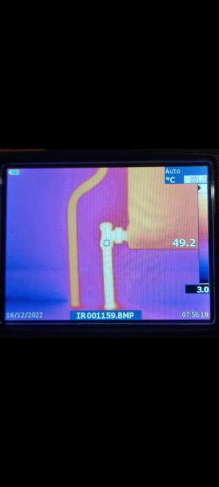 Termisk bild av en värmekälla, troligen ett rör eller ventilsystem, med temperaturangivelser och datumstämpel.