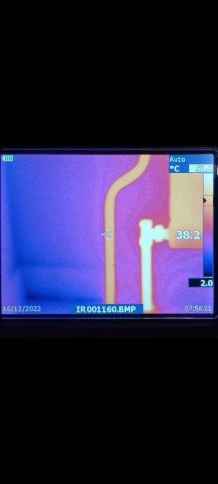Termisk bild av rörledningar, visar värmevariation, indikerar temperatur med olika färger, kontroll av värmeisolering.