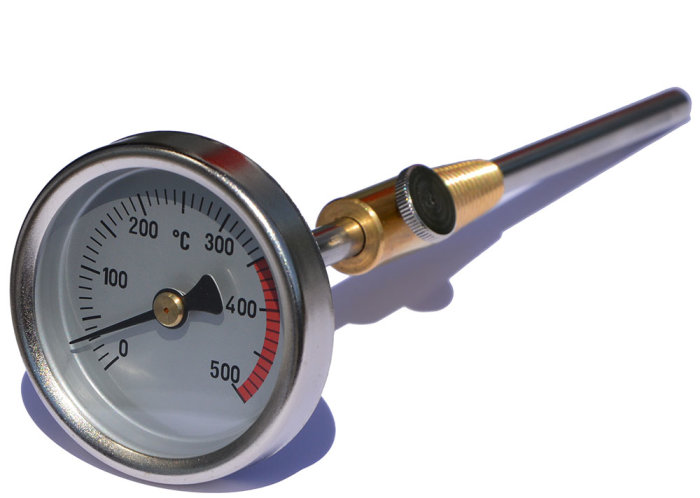 Analog termometer med urtavla, temperaturområde 0-500 grader Celsius, metallprob, isolerad bakgrund.